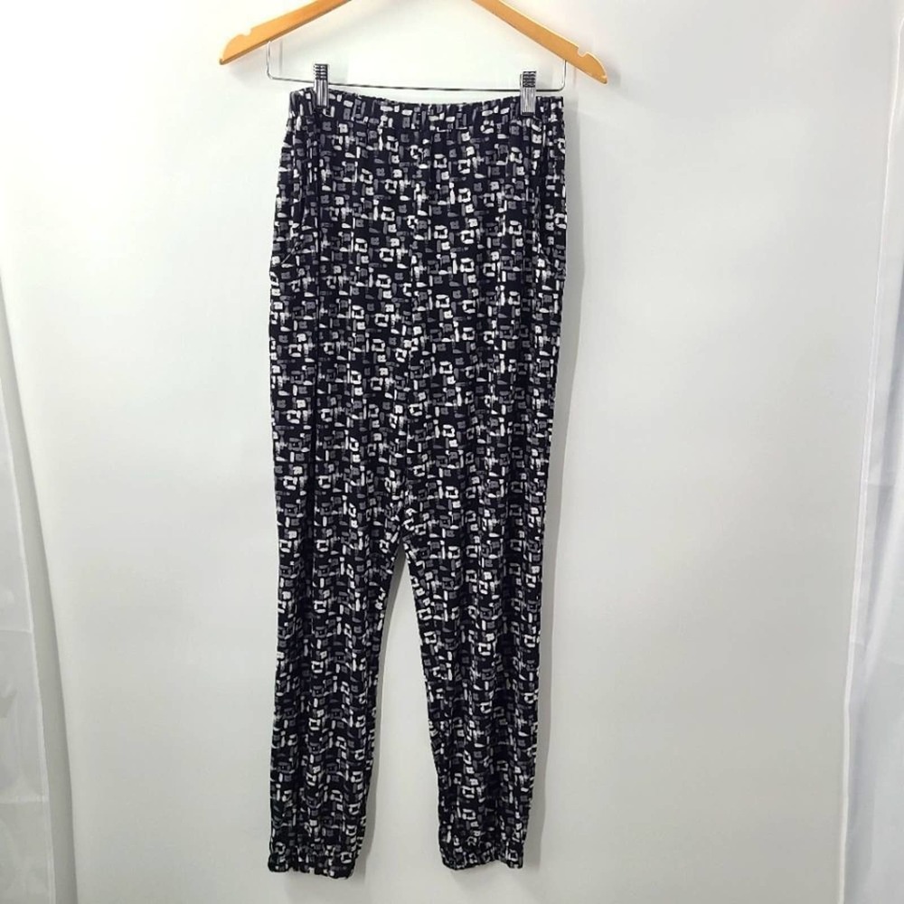 Merona capri pants with elastic cuffs; black, gray, and white mosaic pattern‎